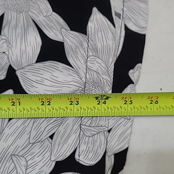 Crown & Ivy Black & White Floral Sleeveless Blouse with Ruffle Collar size Large - Picture 6 of 7